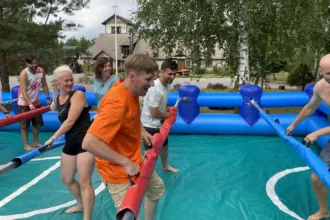 Lapsed mängivad inimlauajalgpalli